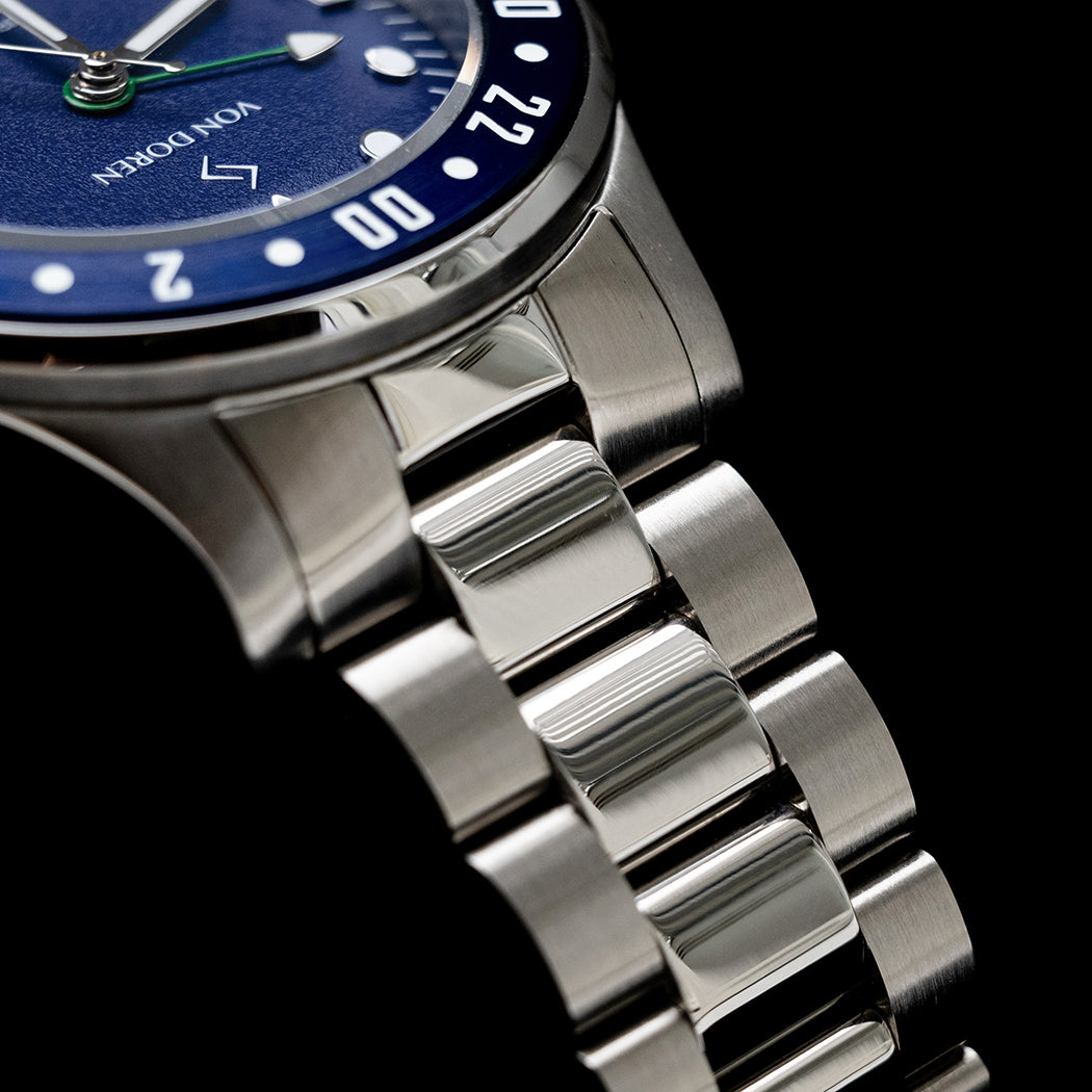 Von Doren klokke med blå urskive og stållenke.