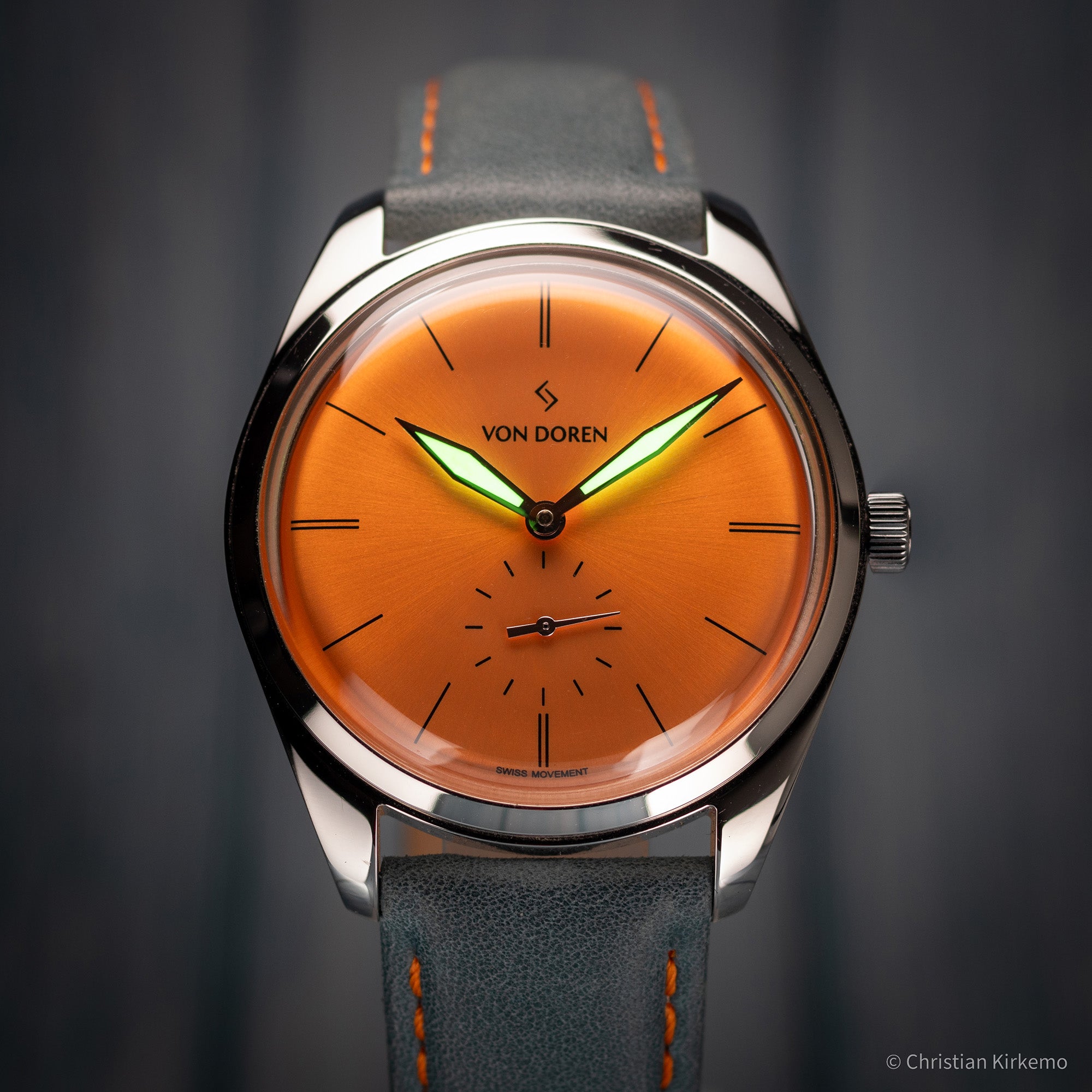 Von Doren Watch, Runde Mark II - Warm Yellow. Hands are glowing