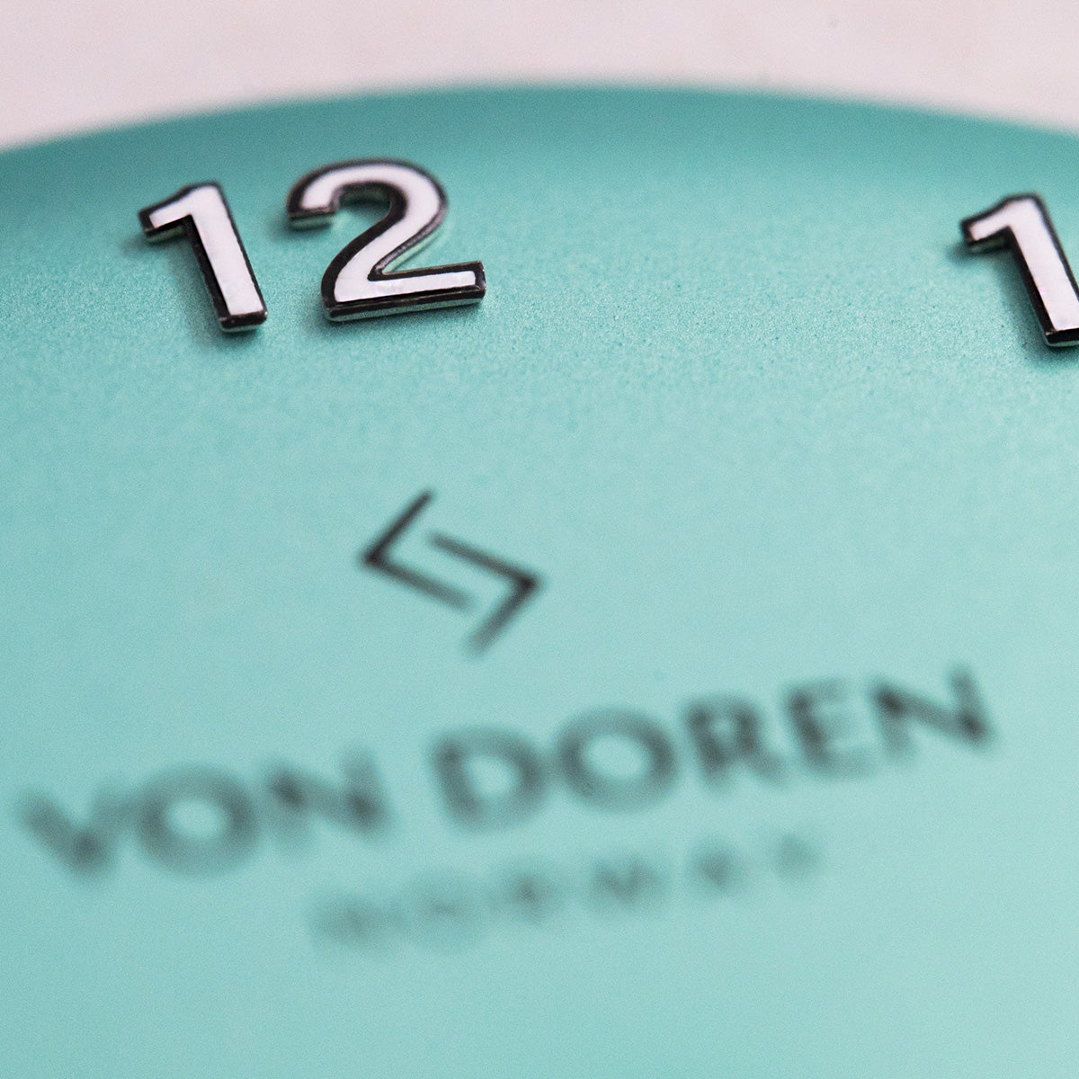 Von Doren Runde Candy Mint med mintgrønn tallskive og opphøyde sølvtall ved klokken 12.