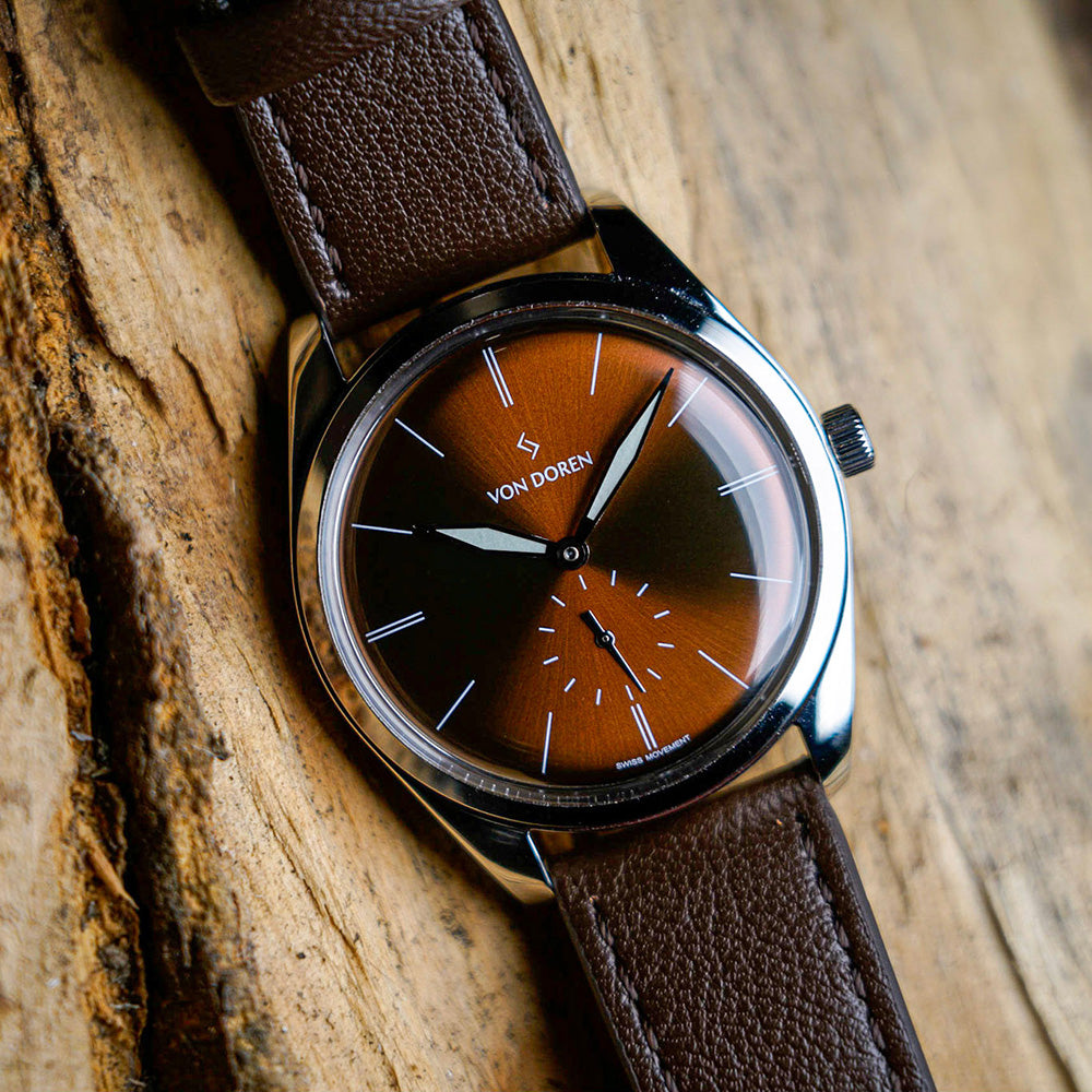 Von Doren klokke frage brun. liggende på gammelt treverk.