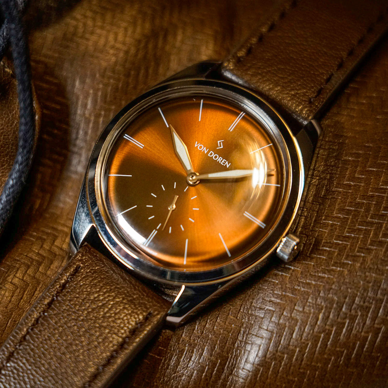 Von Doren klokke. Runde på brunt skinn.