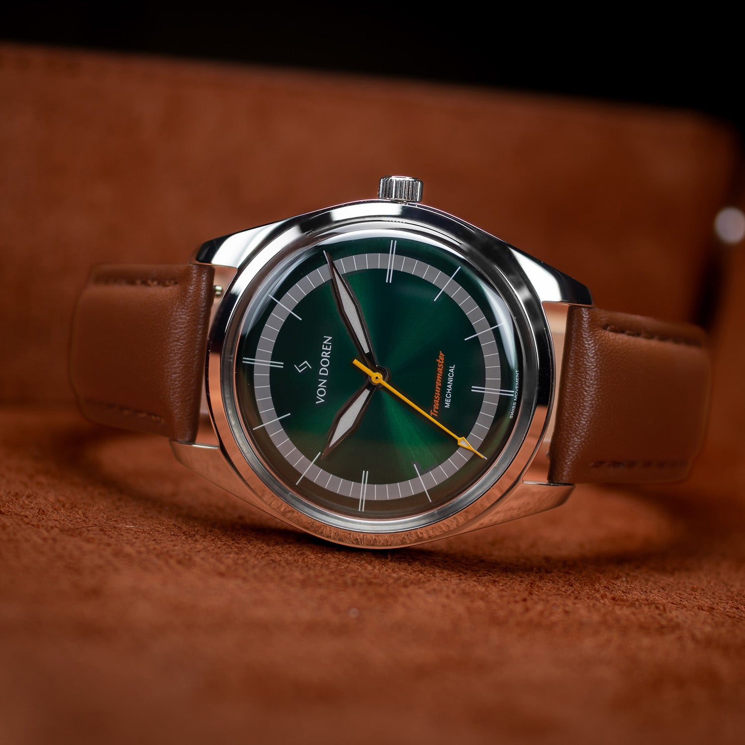Von Doren klokke, modell Treasuremaster. Skiven er grønn med oransje, gule og grå detaljer.