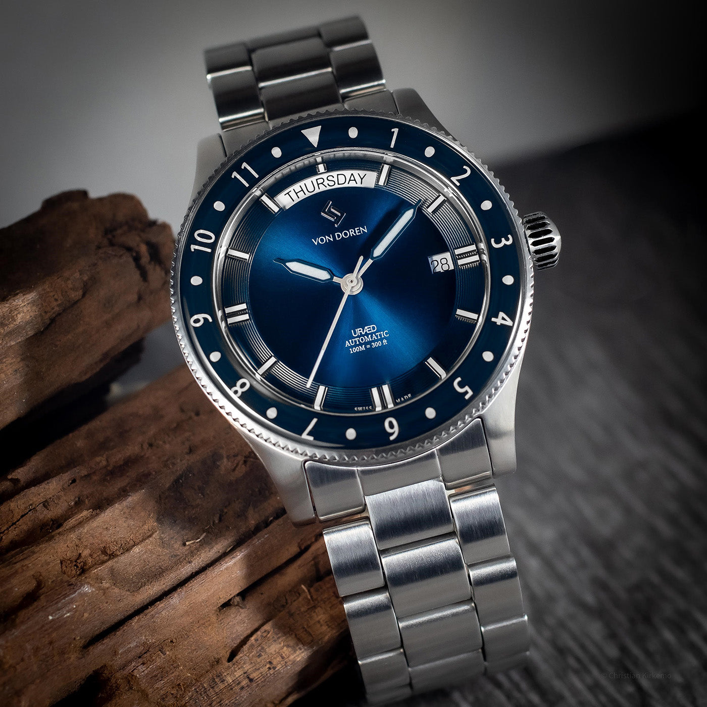 Von Doren Klokke. Modell Uræd farge blå. Liggende på stubbe.