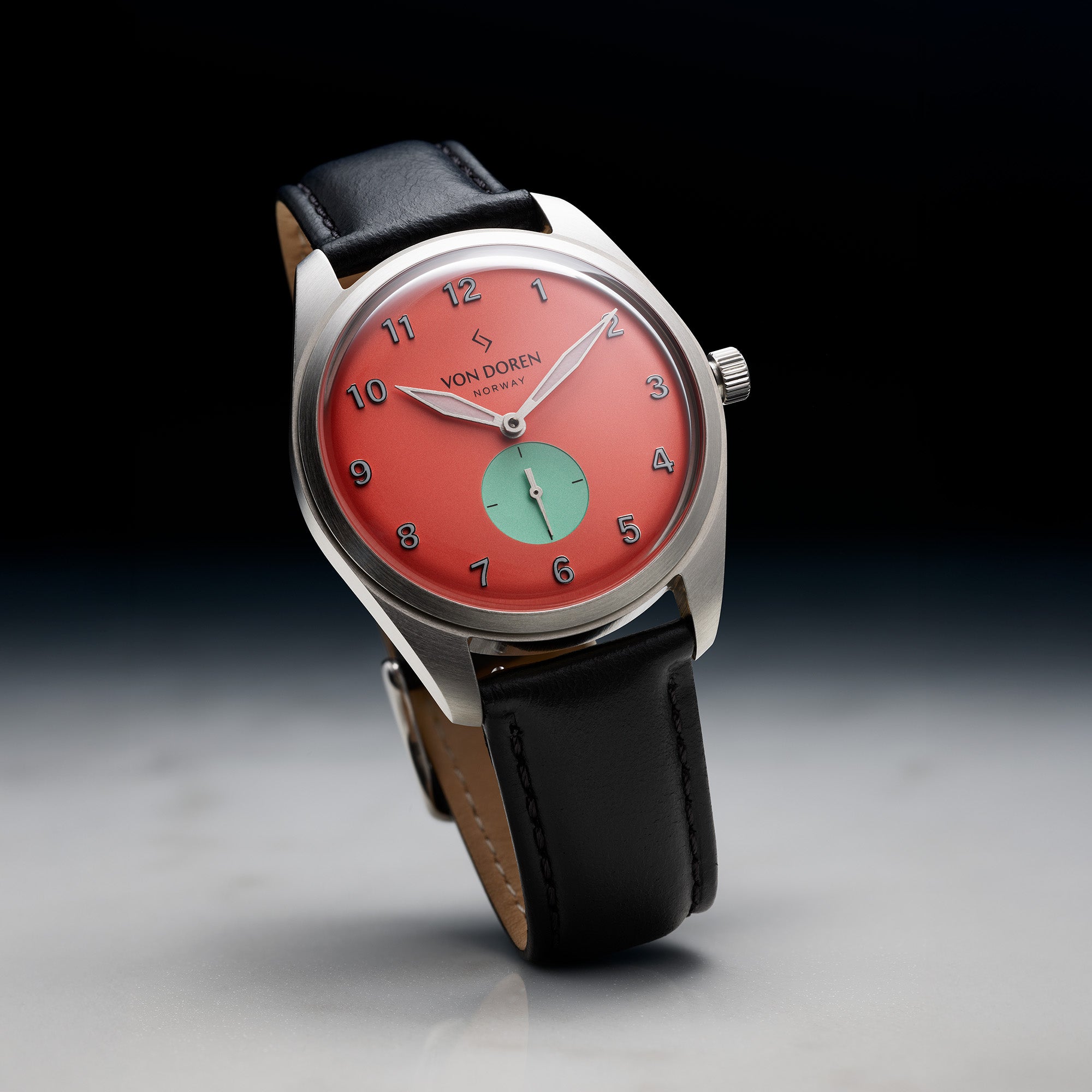 Von Doren klokke med rød skive og sort skinnreim