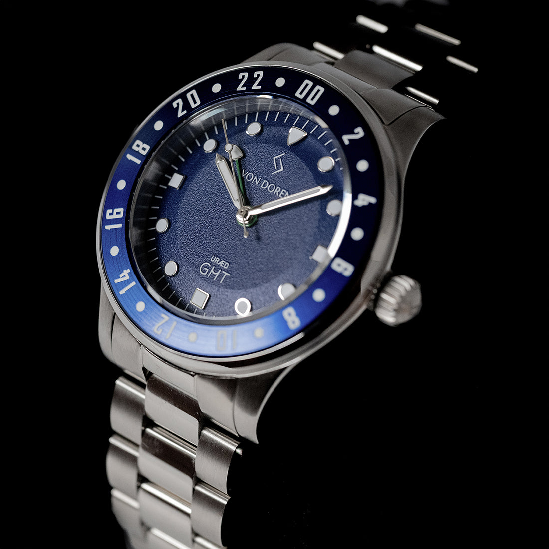 Von Doren klokke modell Uræd GMT farge blå, med stållenke