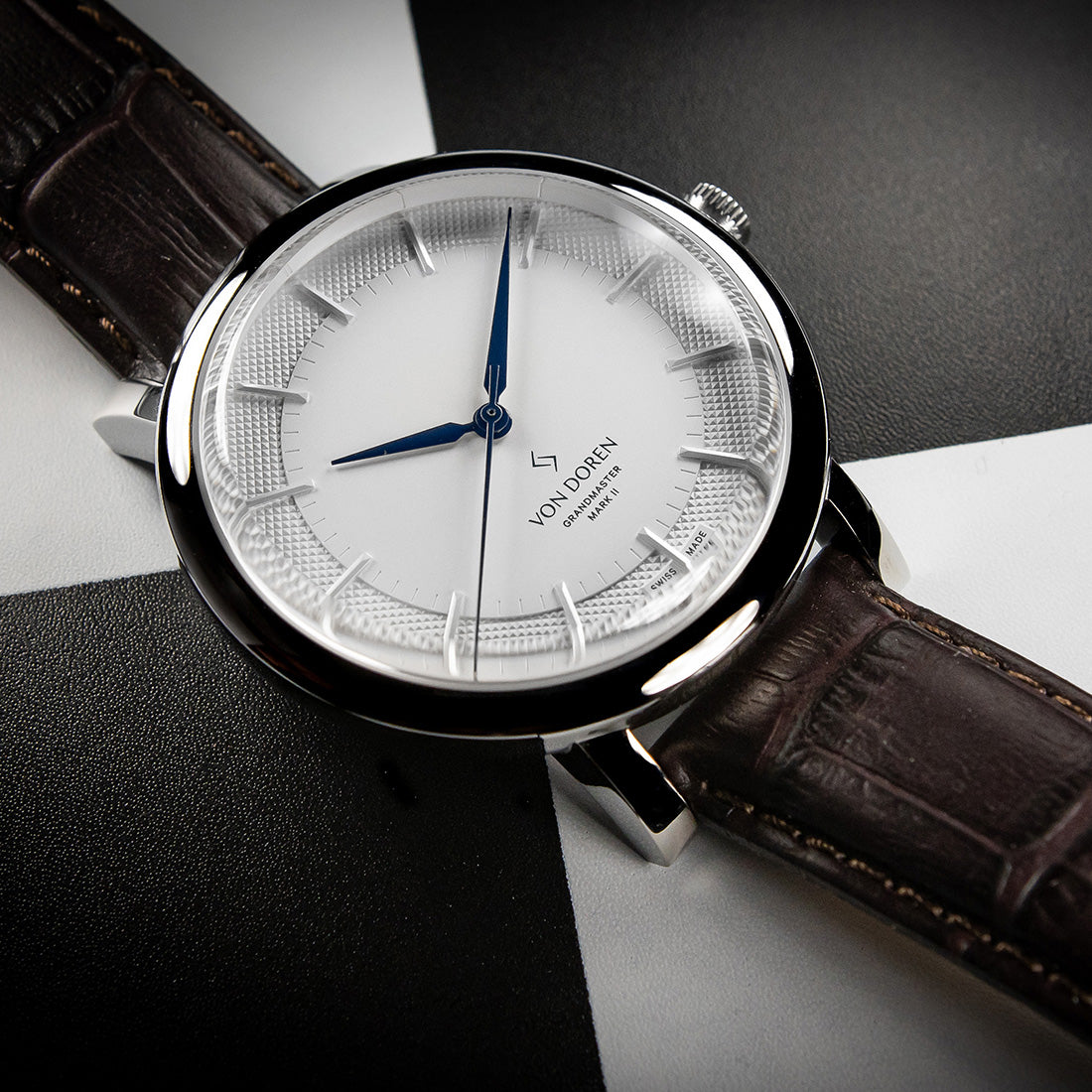 Von Doren klokke liggende på sjakkruter