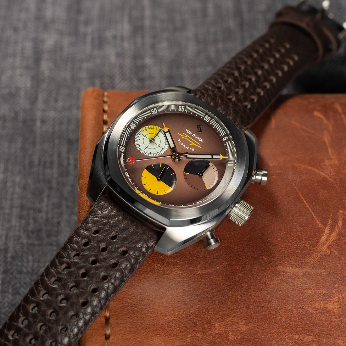 Von Doren klokke, modell IL Tempo Gigante liggende på brunt skinn