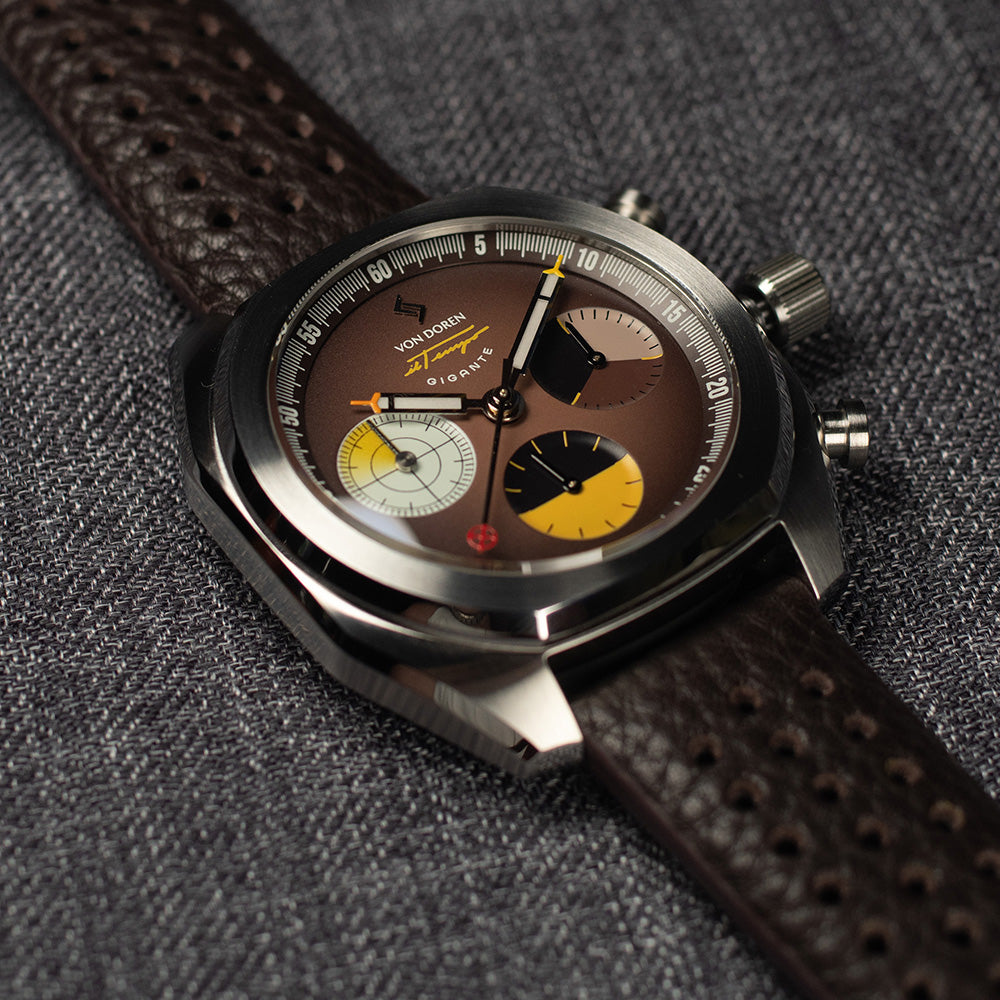 Von Doren IL Tempo Gigante klokken liggende på grått stoff