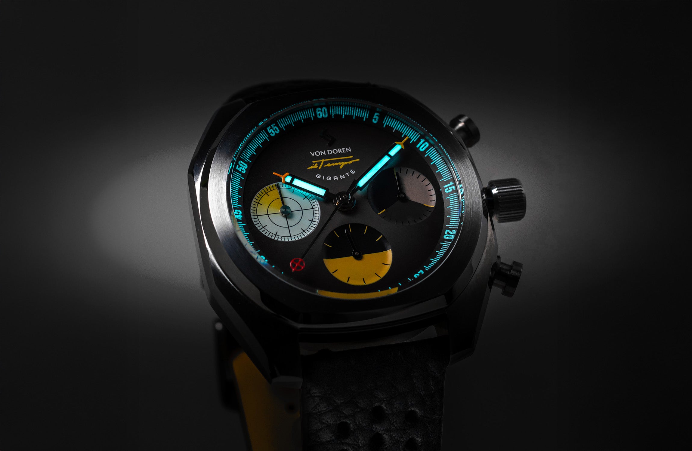 Il Tempo Gigante klokke.Skiven i sort har oransje og hvite deltaljer. 