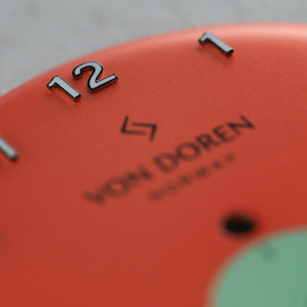 Von Doren Runde Candy Chili med rød tallskive, opphøyde sølvtall og del av mintgrønn subdial.