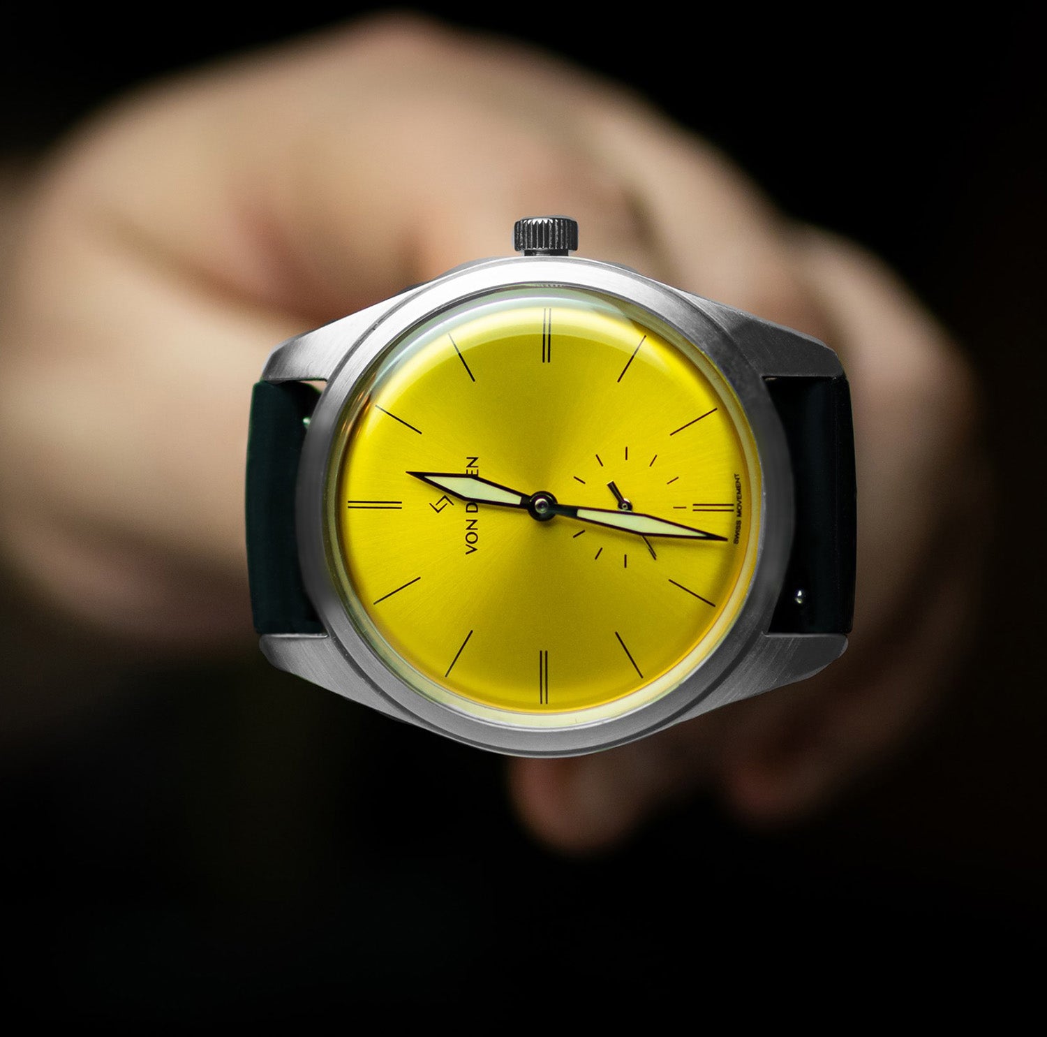 Von Doren klokke. Modell Runde Tigers Eye holdes i hånden.