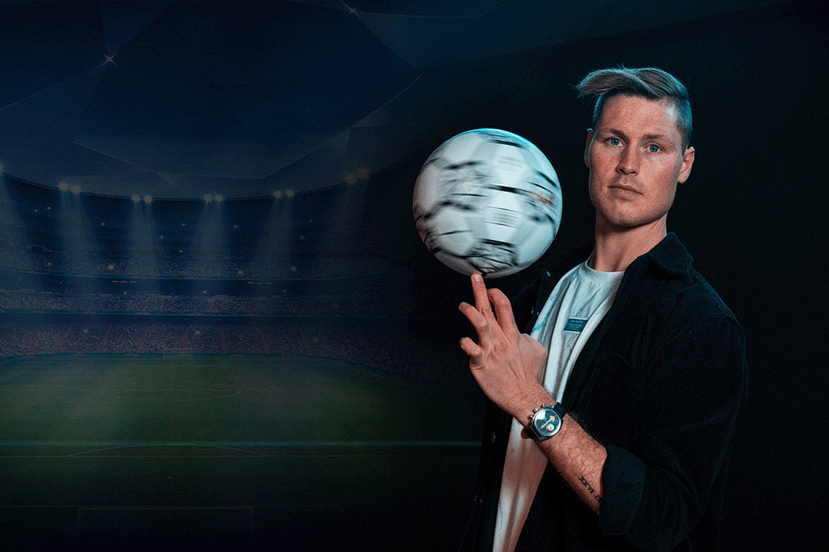 Tobias Becs med en fotball som snurrer på fingeren.